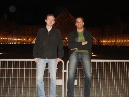 Adrien et Charles devant le mus&eacute;e du Louvre