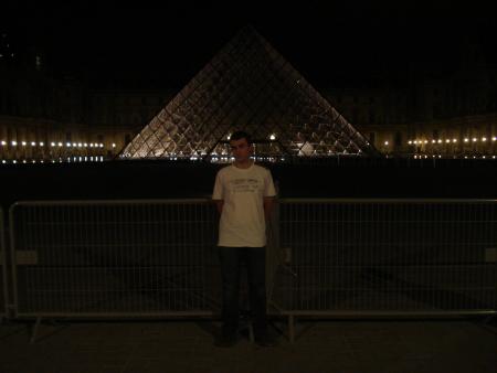 C&eacute;dric devant le mus&eacute;e du Louvre