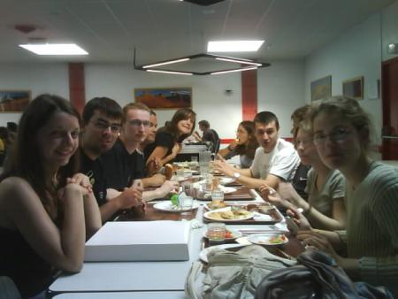 (presk) tous r&eacute;uni pr le d&eacute;part de Momo et bientot d'Elo aussi...