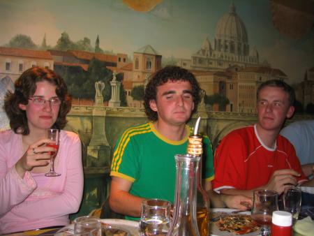 momo un verre &agrave; la main coluch et romain